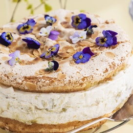 Gluteeniton, britakakun henkinen hyydytetty kakku maistuu ihanasti raparperilta ja kermalikööriltä. Simppelin kaunis koristelu syntyy syötävillä kukilla, esimerkiksi orvokeilla.