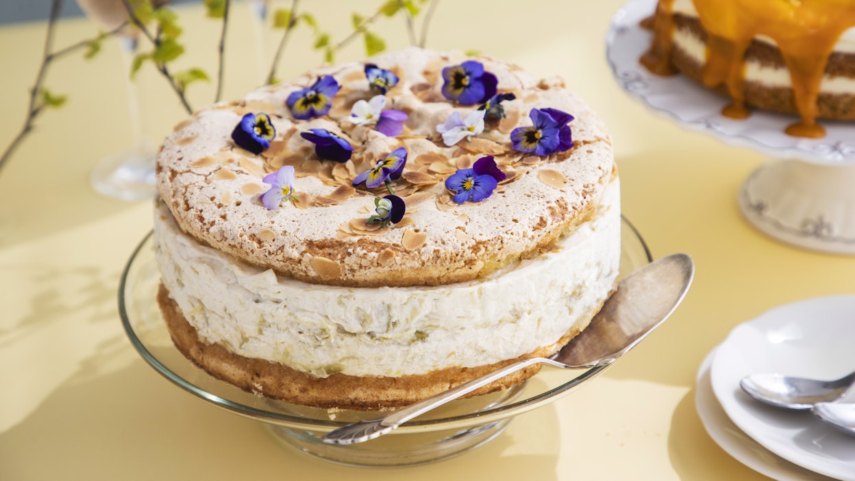 Gluteeniton, britakakun henkinen hyydytetty kakku maistuu ihanasti raparperilta ja kermalikööriltä. Simppelin kaunis koristelu syntyy syötävillä kukilla, esimerkiksi orvokeilla.