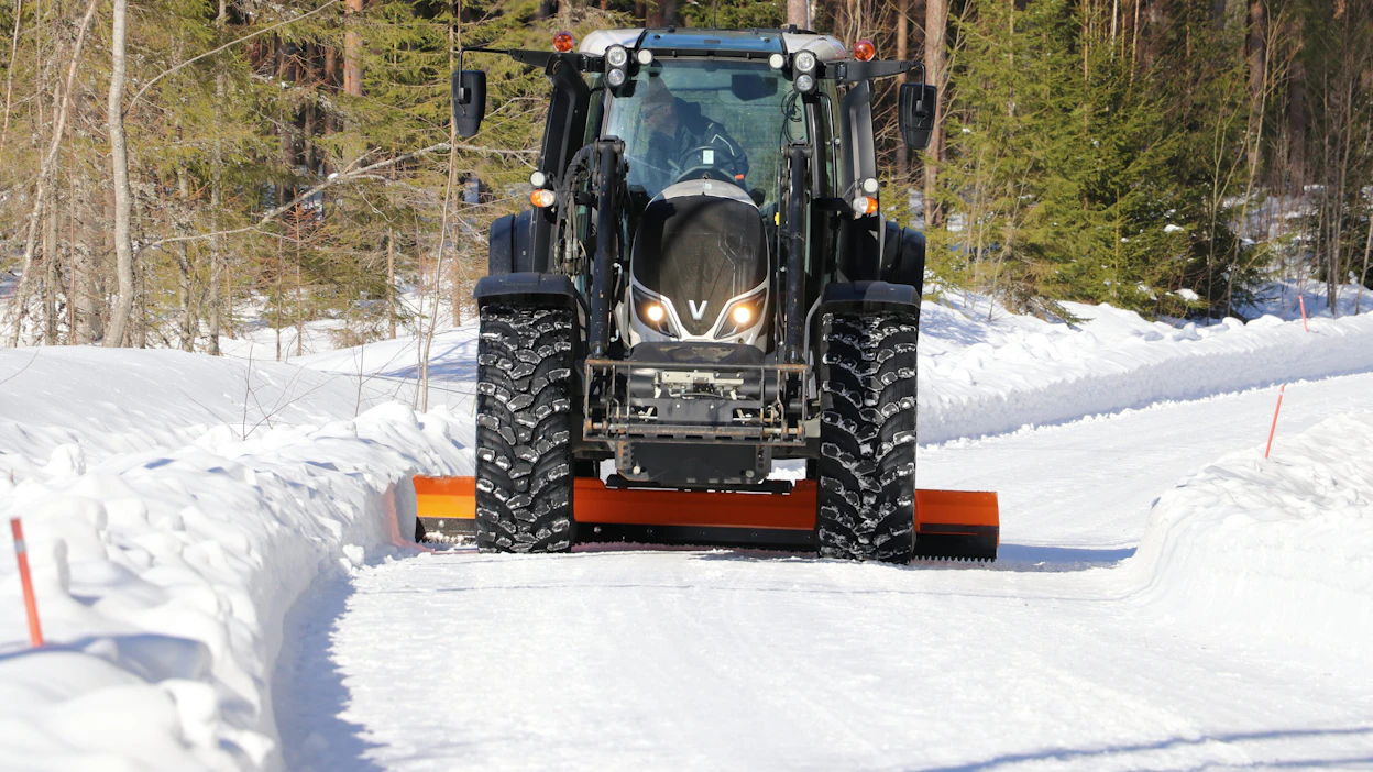 FMG:n alaterän maksimileveys on 3376 mm, kun molemmat jatkeet ovat ulkona. Niidenkin hallinta voidaan osaltaan automatisoida.