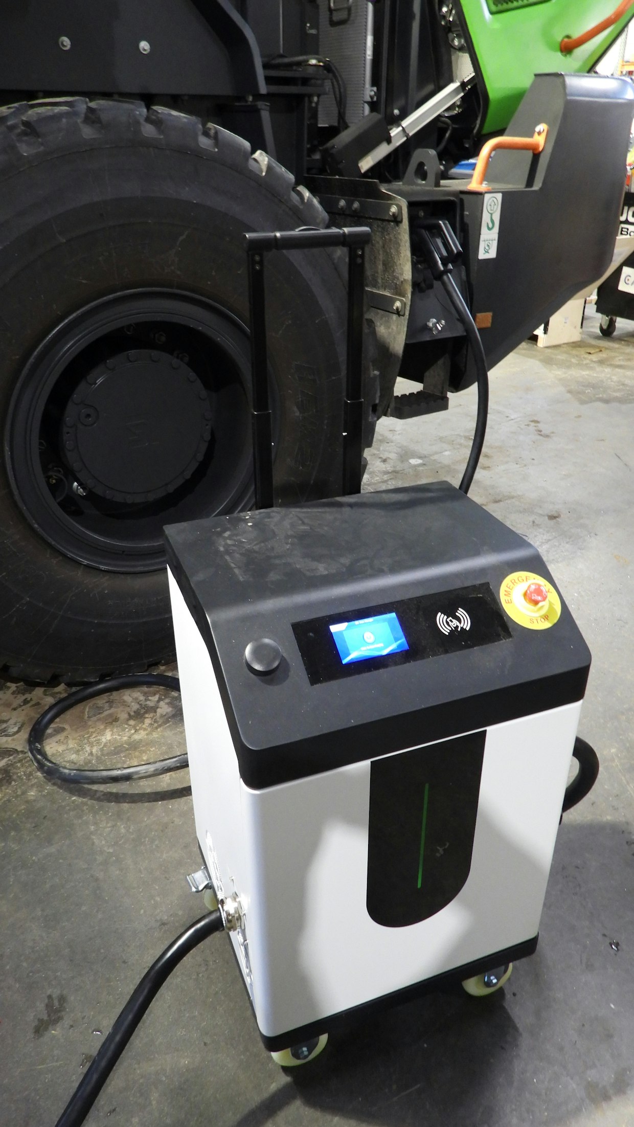 CE Rental Oy toimittaa kaikkien täyssähköisten LiuGong-koneiden mukana myös 80 kilowatin latauslaitteen. Tässä hallissa ladataan asiakkaalle lähdössä olevaa 838TE-pyöräkuormaajaa.