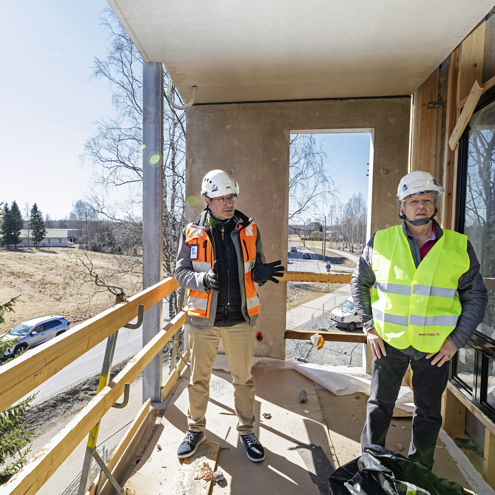 Oulun Kelloon parhaillaan rakennettavan kerrostalon asunnon parvekkeelta avautuu maaseutumainen maisema, rakennuttajayrittäjät Jukka Puolakka ja Risto Järvelin esittelevät.