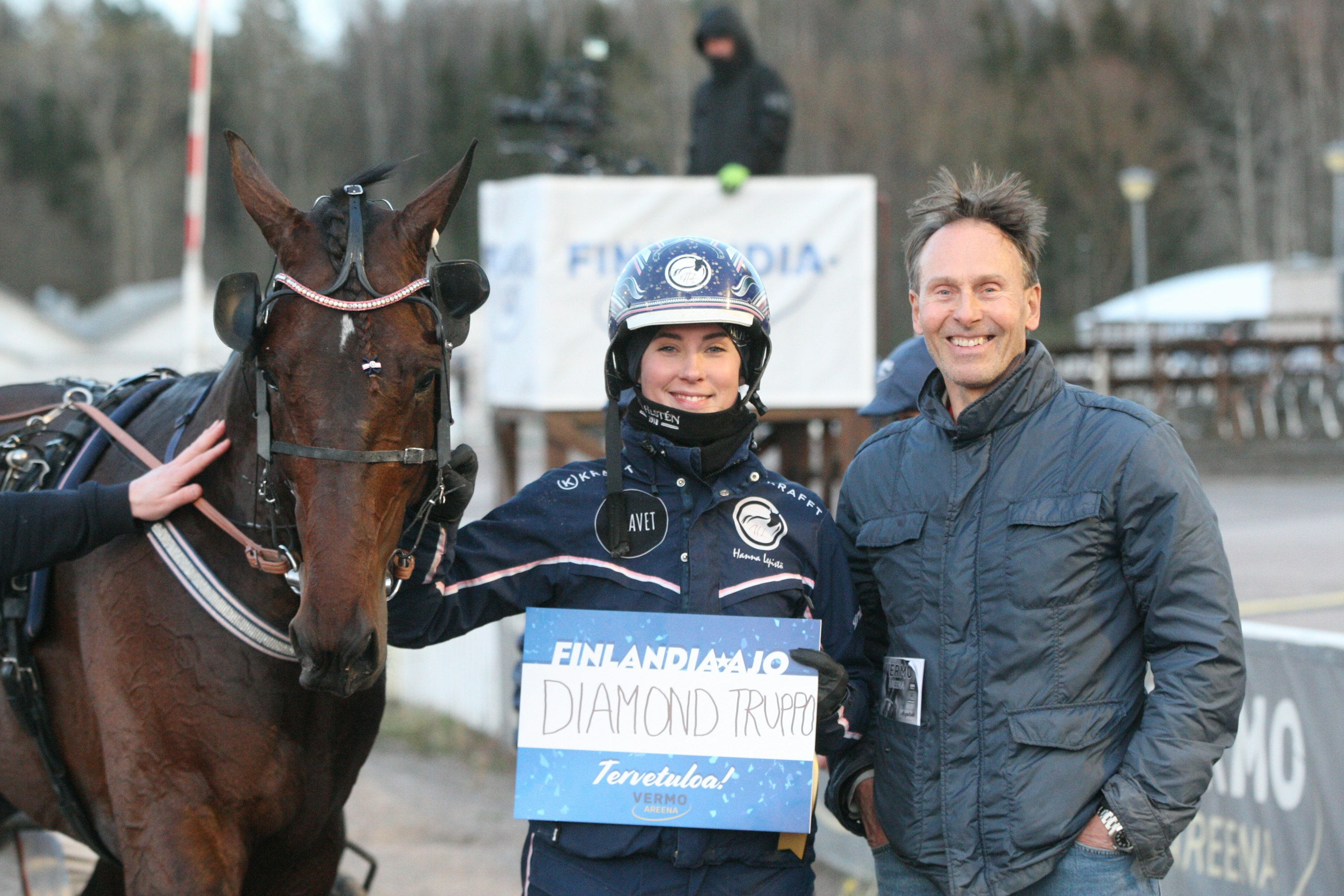 Hanna Lepistö iloitsi Diamond Truppon Finlandia-kutsusta Vermossa yhdessä omistaja Mikko Laakkosen kanssa.