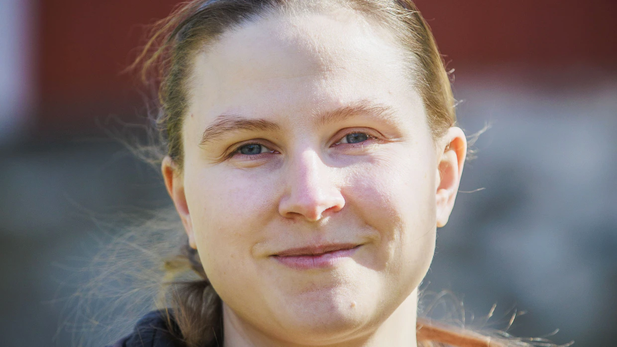 Äitiys on kasvattavaa ja kysyy samaan aikaan luovuutta ja jämäkkyyttä, pohti Kati Ruohonen-Mäkelä: ”Jos kaksi vanhinta nahistelee ja vauvakin pitäisi saada liikkeelle, ei siinä voi loputtomiin neuvotella.”
