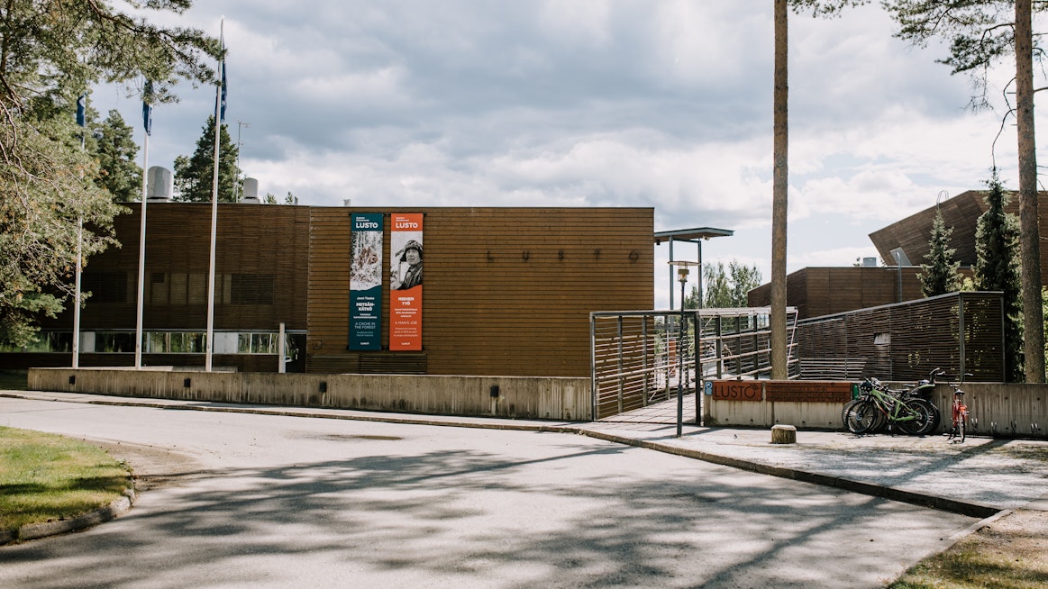 Peruskorjausta vaativa Metsämuseo Lusto valmistui vuonna 1994 ja sen lisäosa vuonna 2008.