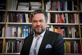 Helsingin yliopiston poliittisen historian professori Juhana Aunesluoma arvioi, että EU kokeilee nyt erilaisia vaihtoehtoja puolustuksensa kehittämiseksi. ANTTI AIMO-KOIVISTO / LEHTIKUVA. 