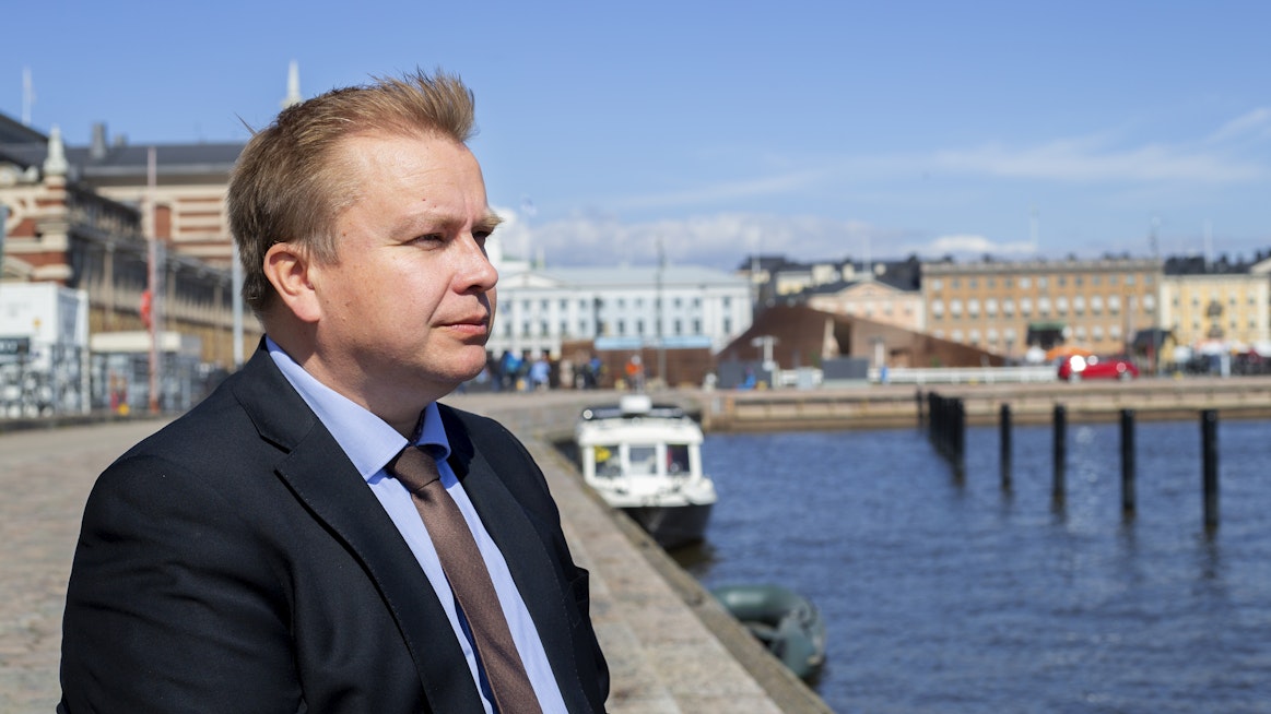 Puolustusministeri Antti Kaikkonen katsoo luottavaisena länteen, kun Suomi on tekemässä historiallisen siirron turvallisuuspolitiikassaan. 