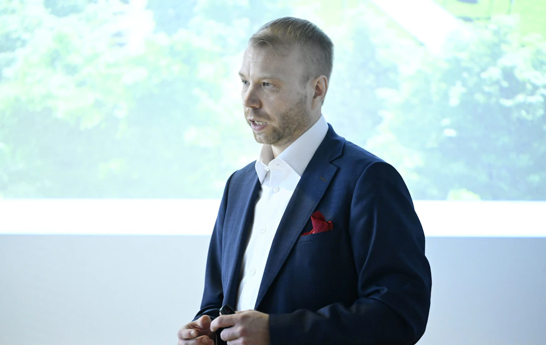 Green North Energyn toimitusjohtaja Jussi Ylinen vetyinvestointeja käsittelevässä tiedotustilaisuudessa tiistaina Helsingissä. LEHTIKUVA / Heikki Saukkomaa.
