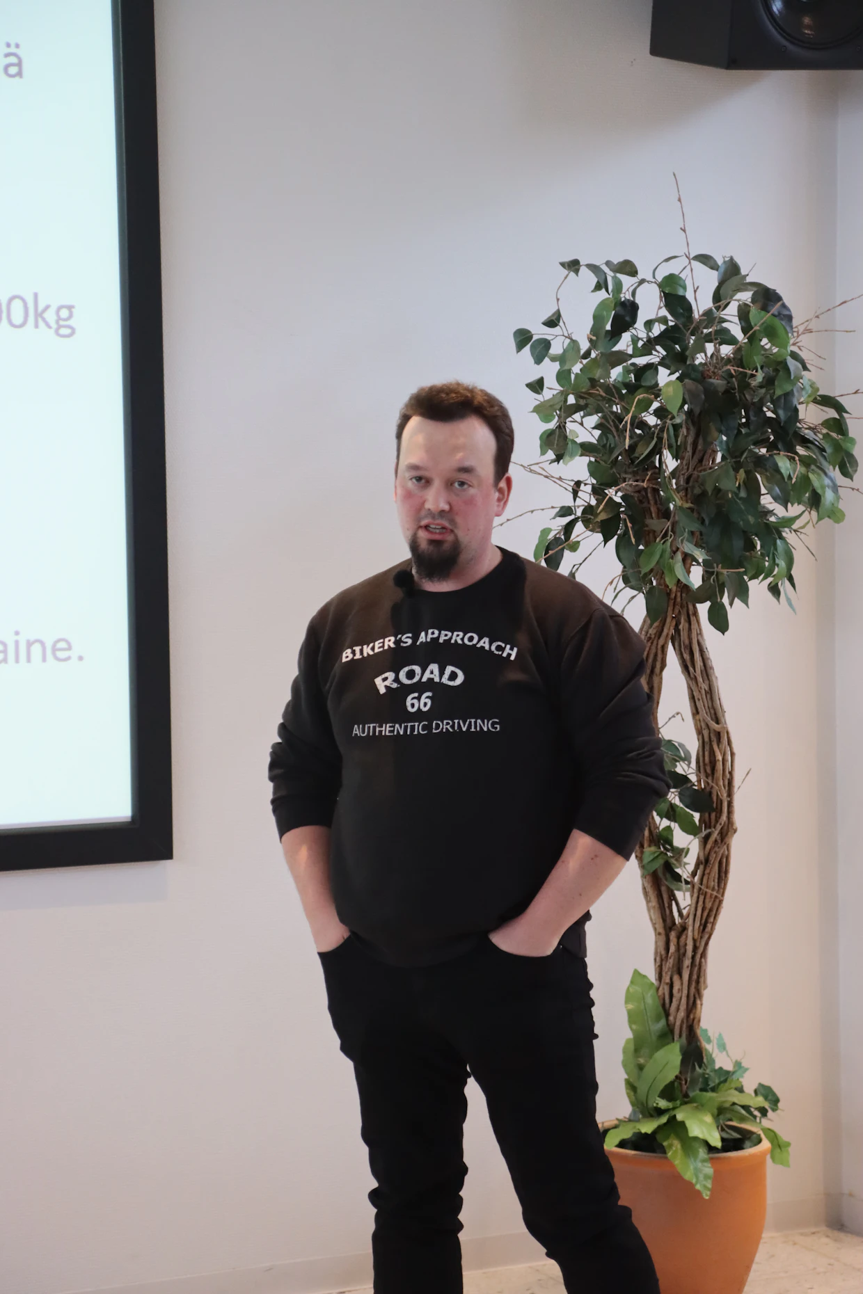 Kärsämäkisen Tommi Flankkilan mukaan tuoreviljan käytöllä saavutetaan useita taloudenpitoa tukevia etuja.