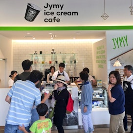 Japanin ensimmäinen Jymy-jäätelöbaari avattiin Tokioon viime lauantaina.