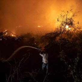 Brasilian avaruustutkimuskeskuksen INPE:n käyttämät satelliitit havaitsivat viime kuussa Amazonilla yhteensä yli 32000 metsäpaloa. LEHTIKUVA/AFP