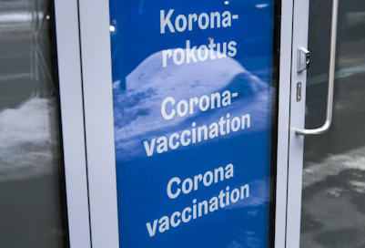 Koronatartuntojen määrä on edelleen kasvussa, kertoo THL. Suomalaisista yli 10 prosenttia on saanut ainakin yhden koronarokoteannoksen.