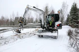 Bobcat E57W:n työpaino on noin 6 000 kiloa. Useammankin pylvään siirtely onnistuu myös sivusuunnassa.