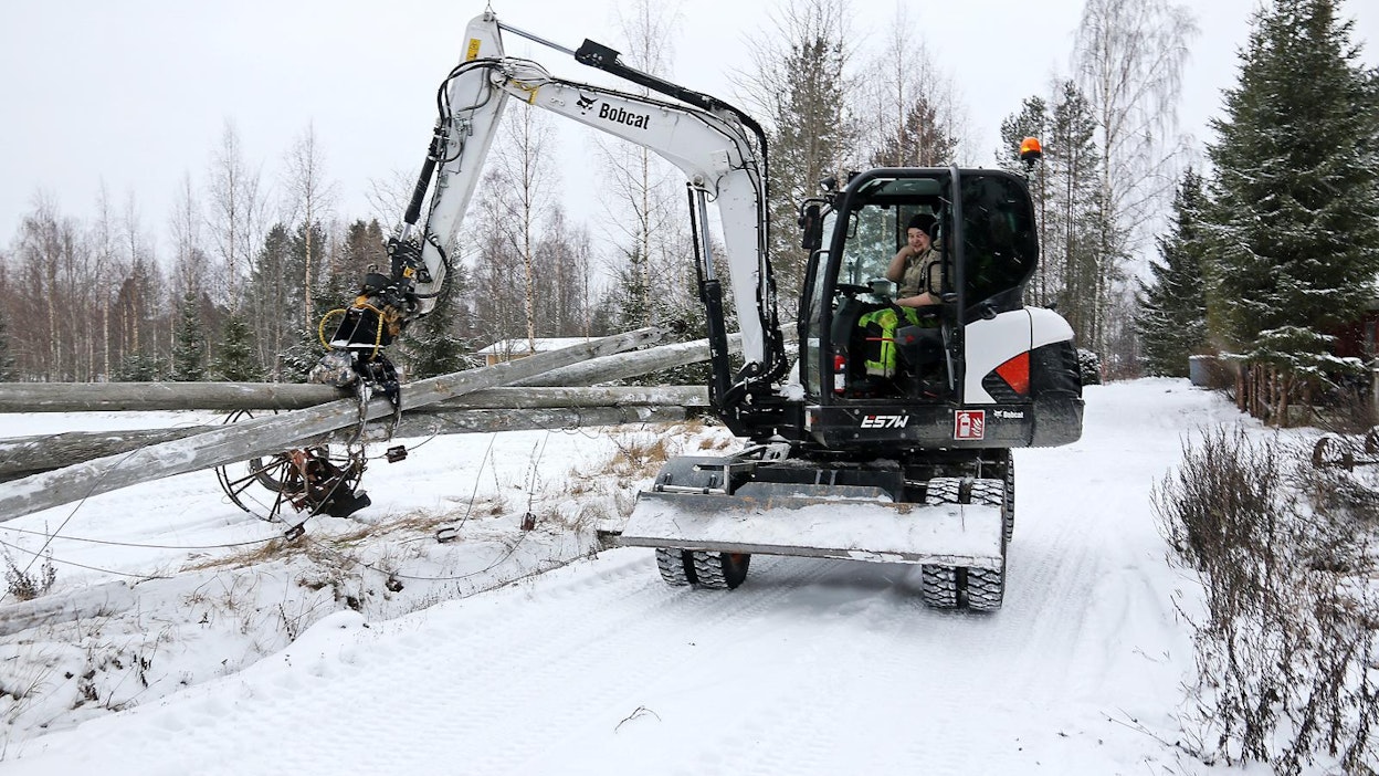 Bobcat E57W:n työpaino on noin 6 000 kiloa. Useammankin pylvään siirtely onnistuu myös sivusuunnassa.
