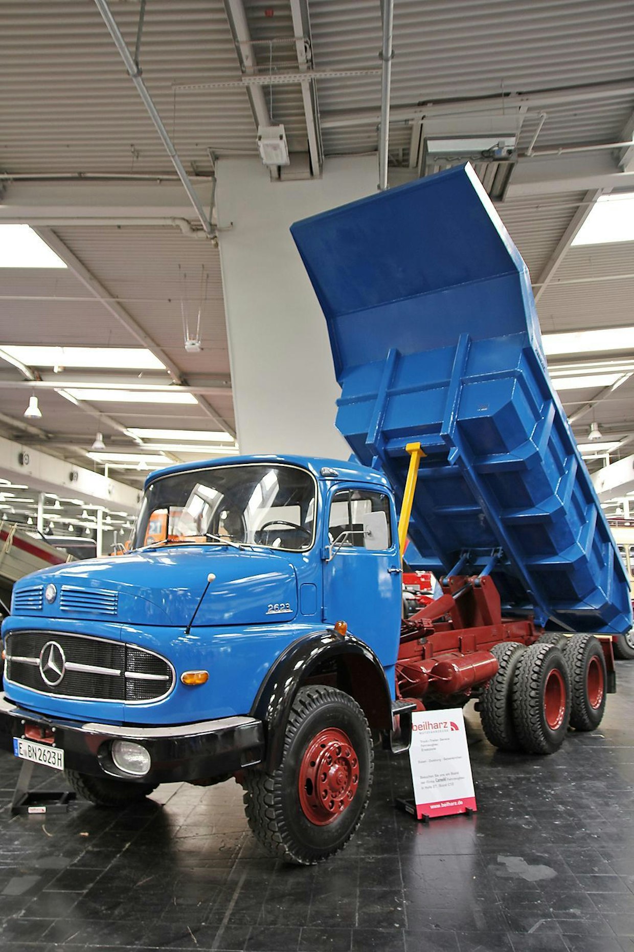 Mercedes- Benz L2623 valmistettiin vuosina 1967–1969, ja sitä käytettiin pääasiassa maansiirtoautona 6x4 akselistolla. Suomessa näistä rakennettiin myös puutavaran kuljetuksiin. Moottorina käytettiin kuusisylinteristä, 11,58 litraista OM 355, joka antoi 230 hv tehon. Auton kokonaispaino on 26 tonnia ja hyötykuormaa kulkee mukana noin 15 tonnia.
