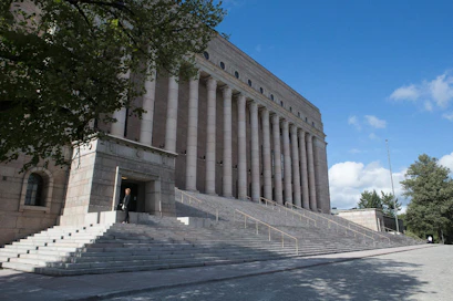 Jos kansanedustajaksi valittu on saanut lainvoimaisen vankeustuomion tai hänet on tuomittu rangaistukseen vaaleihin kohdistuneesta rikoksesta, eduskunta voi lain mukaan tutkia, sallitaanko hänen edelleen olla kansanedustajana.
