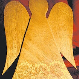 Vanerista valmistettu ja herkin pitsikuvioin koristeltu enkeli on hienostunut joulutunnelman luoja.