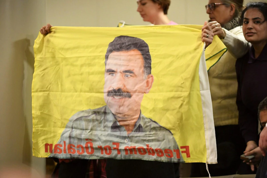 Mielenosoittajat pitelivät vangitun kurdijohtaja Abdullah Öcalanin kuvaa. LEHTIKUVA / ANTTI AIMO-KOIVISTO