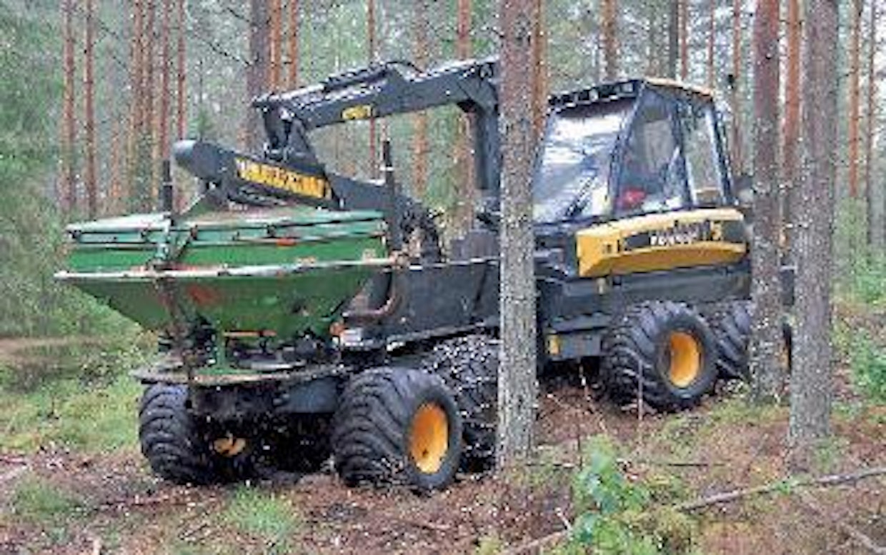 Metkossa esiteltiin metsälannoitusta kuormatraktorilla ja pintalevittimellä. Ponssen päälle oli istutettu Amazonen maatalouskäytöstä tuttu levitin. Yrittäjä Kalevi Partanen kertoi yhdistelmällä levitetyn lannoitetta 3000 hehtaarin alalle. Työnäytöksen perusteella levitystapa vaikutti varsin kilpailukykyiseltä vaihtoehdolta helikopterilevitykselle. (JVa)