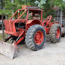 Tree Farmer Kockums-Garrett KL-820 -traktoria valmistettiin vuosin 1963-71.