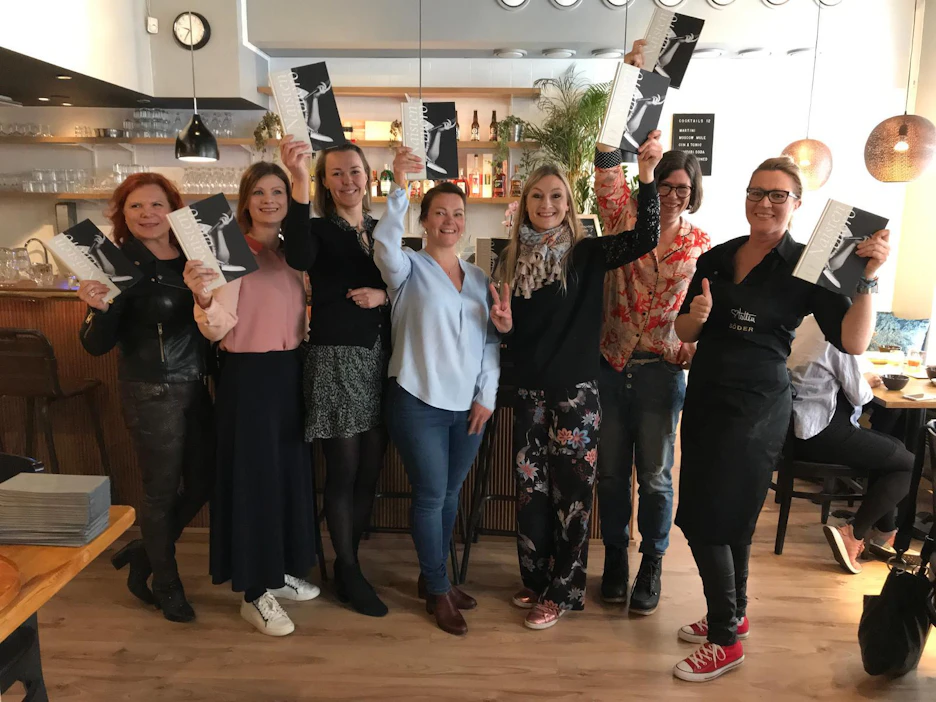 Maija Silvennoinen (vas.), Susanna Vuori, Louise Mérus, Janna Wahlberg-Heikonen, Teresa Välimäki, Prisca Leclerc, Lotten Lindborg ja kuusi muuta naista kertovat ruokaideansa Naisten vuorossa.
