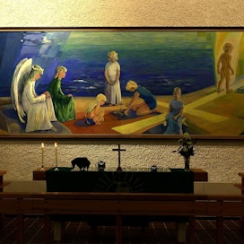 Suomussalmen Ämmänsaaren kirkon viisimetrinen alttaritaulu on taiteilija Irja Juntusen maalaama. Teoksen taustalla on traaginen tarina. Juntusen 7-vuotiaana kuollut poika Jyrki astelee kohti valoa maalauksen laidassa.