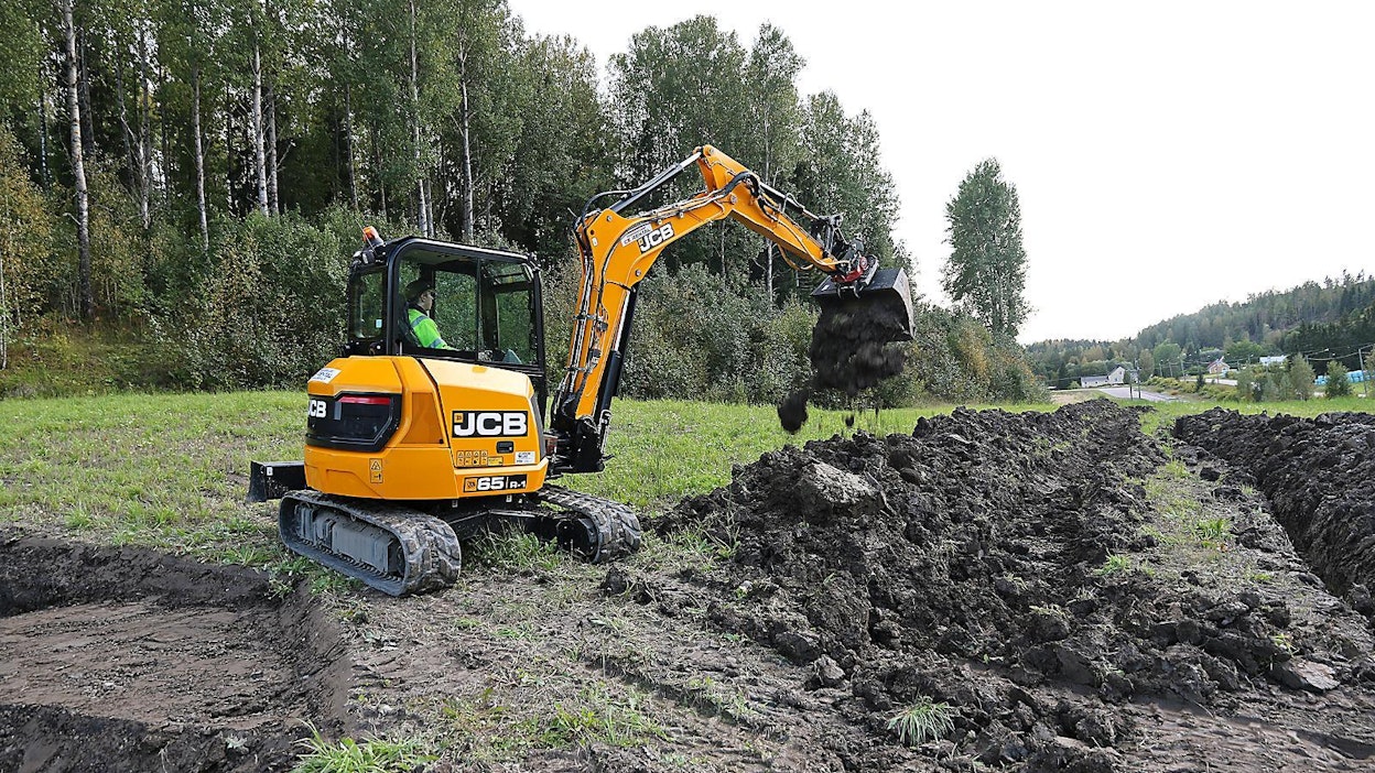 JCB 65R-1 -kaivinkoneen moottori sijoittui muista poiketen 3A-päästötasolle. Myös ohjaamo oli vanhahtava.