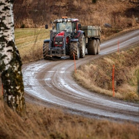 Hans Hall ajoi maanantaina Leppävirralla nopeaa traktoria, jonka ajokorttivaatimus muuttuu ensi vuonna. Vielä ei tarkalleen tiedetä, millainen muutos on.