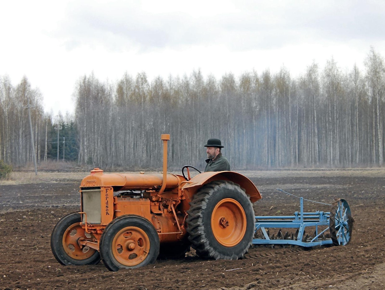 Fordson N oli 30-luvun lopulla ylivoimaisesti Suomen suosituin traktori. Näitä oransseja Änniä myytiin vuosina 1938–39 yhteensä 2 026 kpl, eli ehkä jopa kolme kertaa enemmän kuin muita merkkejä yhteensä. Kumipyöräisiäkin traktoreita ostettiin, mutta hyvin vähän, ne kun olivat lähes 30 % rautapyöräisiä kalliimpia. Tämä Fordson tuli Kevätpöräyksen aikaan (3.5.) kunnioitettavaan 75 vuoden ikään, valuosat kun on leimojen mukaan tehty 2.5.1939.