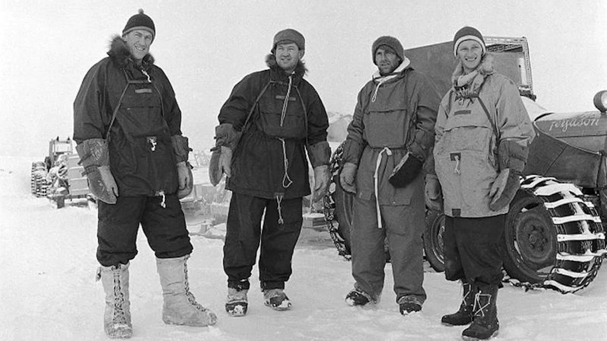 Edmund Hillary, Murray Ellis, James Bates ja Peter Mulgrew saapuivat etelänavalle 4:s tammikuuta 1958. Retki oli alkanut lokakuun 14 päivänä, takana oli 2 106 hankalaa kilometriä. Traktoreiden enimmät muutostyöt tehtiin Ellisin ja mekaanikko Batesin toimesta. Kuvasta puuttuu valokuvaajana toiminut Derek Wright.