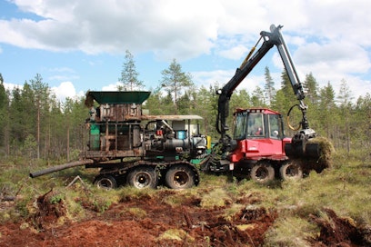 Kuormatraktorista saadaan kohtalaisen pienillä muutoksilla tehtyä sammalenkeruukone. Ainoa suurempi muutos kyseisessä koneessa on viides akseli. Täysin itsenäinen tuotantolaitos on vain 8 pultilla kiinni rungossa.
