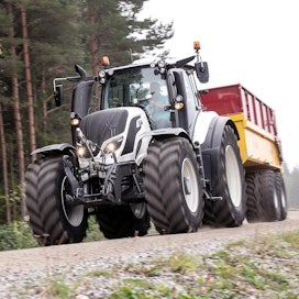 Valtra T214 Versu SmartTouch: -traktori nousi testivoittajaksi.