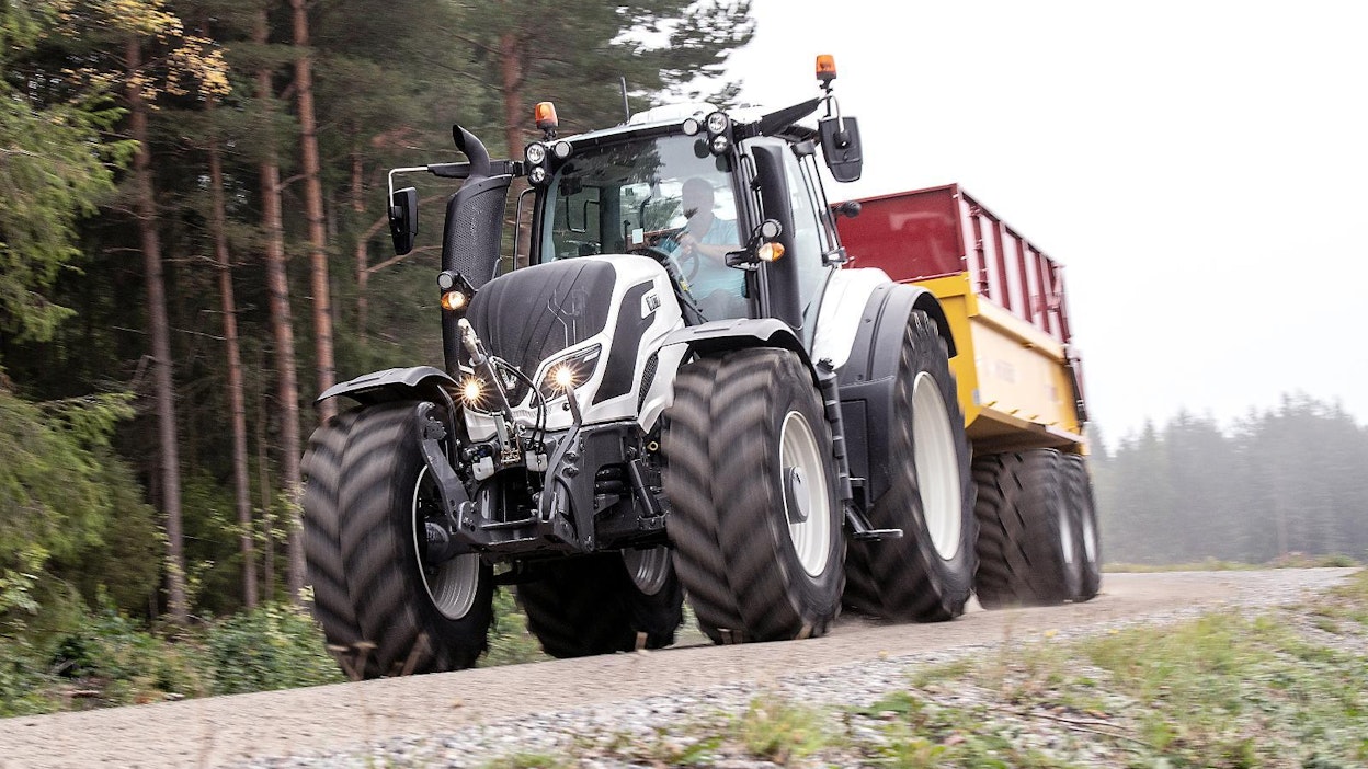 Valtra T214 Versu SmartTouch: -traktori nousi testivoittajaksi.