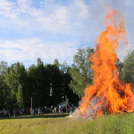 Juhannuskokkoja poltetaan tänäkin vuonna säästä riippumatta.