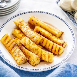 Rommin ja kardemumman mainio makuliitto tekee grillatuista ananaksista aikuisten lempijälkkärin.