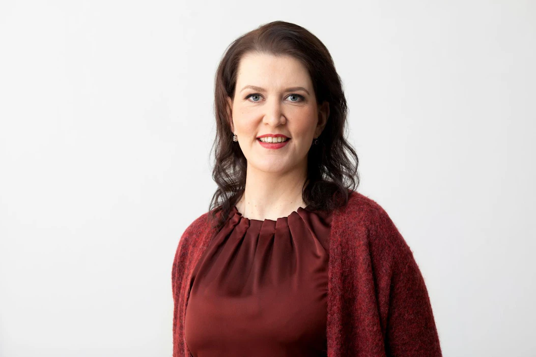 "En kommentoi yksittäisten henkilöiden pohdintoja tai suhdetta keskustaan. Puolueen linjan määrittää jäsenistö", Riikka Pirkkalainen toteaa.