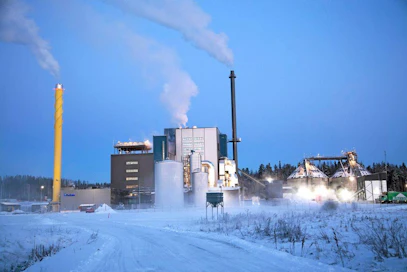Fortum (kuvassa Järvenpään biovoimala) samoin kuin Neste Oil ilmoittivat korottaa tuntuvasti hallituspalkkioitaan, vaikka yritykset ovat muutoin säästökuurilla.