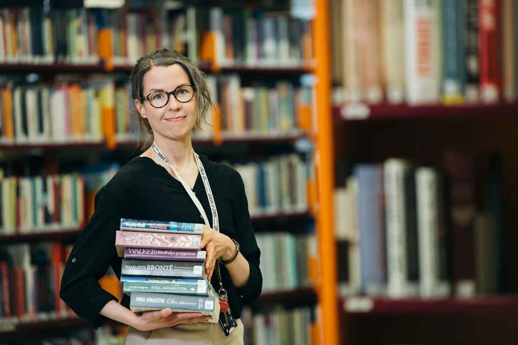 Mikkelin seutukirjaston kirjastonhoitaja Elisa Harjunpää pitelee käsissään klassikkoteoksia, joita hän suosittelee mielellään asiakkaille. Englantia yliopistossa opiskellut Harjunpää pyrkii lukemaan klassikot alkukielellä.