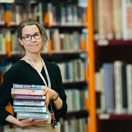 Mikkelin seutukirjaston kirjastonhoitaja Elisa Harjunpää pitelee käsissään klassikkoteoksia, joita hän suosittelee mielellään asiakkaille. Englantia yliopistossa opiskellut Harjunpää pyrkii lukemaan klassikot alkukielellä.