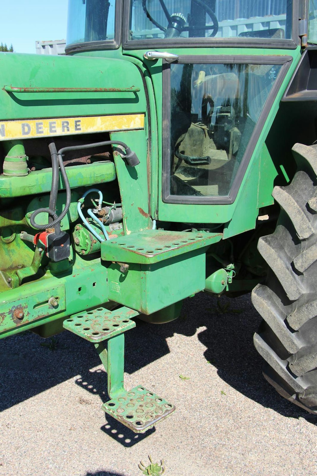 John Deere 4230:ssä istutaan hyvin korkealla, ohjaamoon joutuu sananmukaisesti kiipeämään. Ainoa ovi toimii osana tuulilasia ja näkyvyys on suurien alaikkunoiden ansiosta hyvä. Oviaukko on alhaaltakin laaja, eikä liikkumisessa ole ongelmia.