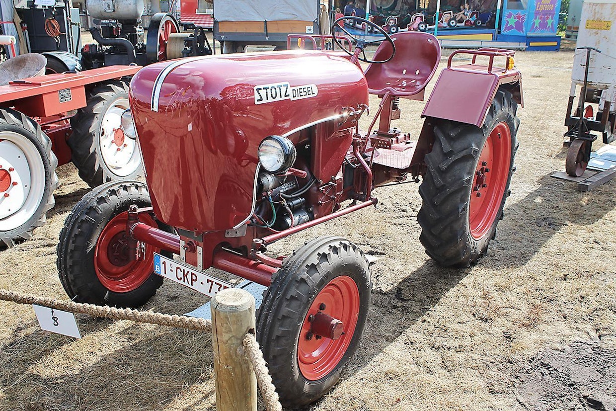 Steyr- ja Zetor-kauppiaana 1950-luvulla aloittanut Joseph de Lille suunnitteli poikiensa kanssa oman Stotz-merkkisen traktorin, tuotannosta vastasi Dilbeekiläinen autoyritys Hocké. Saksalaiset traktorit olivat hyvässä maineessa ja saksalaistyylisen merkin arveltiin varmistavan menekkiä. Kokoonpanoa lukuun ottamatta Stotz olikin saksalainen: moottorit tulivat Deutzilta, voimansiirto Hurthilta. Tarjolla oli 24 ja 30 hv:n mallit. Stotzin valmistus päättyi vuonna 1958, johon mennessä tehtiin 60 traktoria.