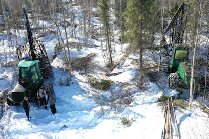 Tulevalle Metsänhoitoyhdistys Metsä-Lapille urakoi kaikkiaan vajaat 30 metsäkoneyrittäjää. Fuusioneuvotteluja vetänyt Hannu Välikangas (vas.) sekä kemijärveläiset metsäkoneyrittäjät isä ja poika, Pekka ja Timo Lassila kävivät läpi, mitä mahdollisuuksia uusi yhdistys tuo koneyrittäjille. 