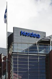 Nordea siirtyy sinilipun alle, mikä raivostuttaa ruotsalaispoliitikkoja. LEHTIKUVA / Roni Rekomaa