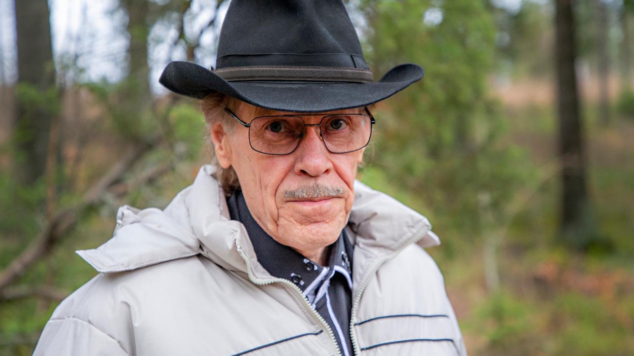 "Hirveän yön jälkeen valkeni kuulas aurinkoinen aamu ja meri oli aivan tyyni. Silloin todella ymmärsi luonnon voiman", Eki Jantunen muistelee Estonian onnettomuutta.