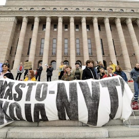 Nuoret ilmastolakkolaiset vaativat kunnollisia ilmastotoimia aikuisilta ja poliitikoilta Helsingissä Eduskuntatalon portailla viime toukokuussa. LEHTIKUVA / VESA MOILANEN