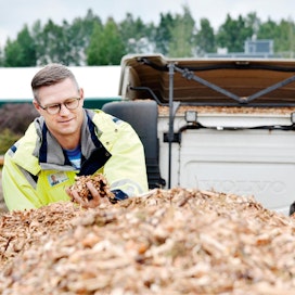 Vapon operaatiopäällikkö Jari Stenvall arvioi kesän yli kuivaneen hakkeen kosteudeksi optimaaliset 30–35 prosenttia. Kuivempana puu pölisee liikaa ja syntyy hävikkiä.
