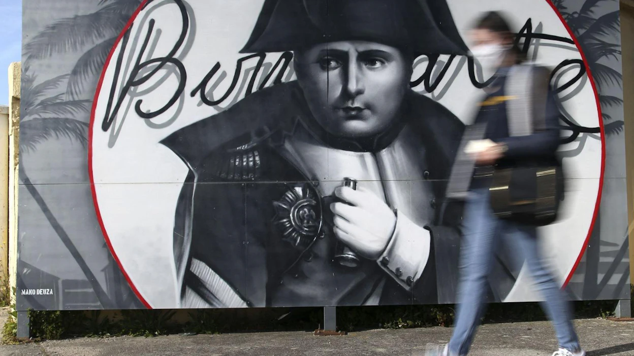 Korsikan saarella Ajaccion kaupungissa Napoleon Bonaparte on saanut kuvansa seinämaalaukseen.