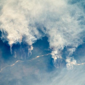 Metsäpalo Amazoniassa NASA:n ilmakuvassa. Brasilian metsäpalot tuhoavat sademetsää, jota muutetaan viljelys- ja laidunmaaksi soijalle ja naudoille.