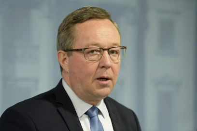 Koronakriisin varjo alkaa hiljalleen väistyä, myös palvelusektorilla, arvioi elinkeinoministeri Mika Lintilä. Lehtikuva / Vesa Moilanen