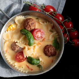 Pasta, basilika ja tuore tomaatti tuovat lihapullakeittoon tuulahduksen italialaisesta keittiöstä.