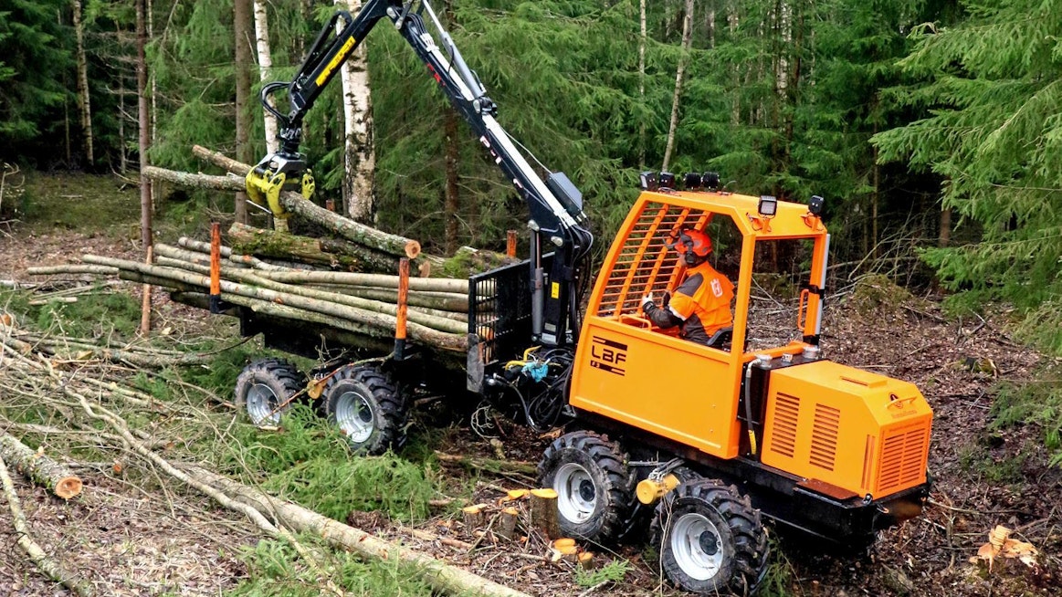 Erilaisissa tontti- ja pihapuuhakkuissa on myös usein kuljetettava puutavaraa. Loviisalainen Sebastian Tennbergin HummaHomma -metsäpalveluyritys hankki käyttöönsä uuden Finnbull LBF -pienkuormatraktorin ja sen avulla palvelua laajennettiin myös kuljetukseen.